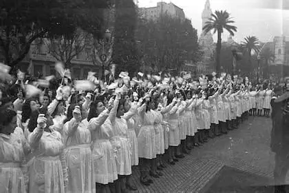 La promotora del guardapolvo blanco